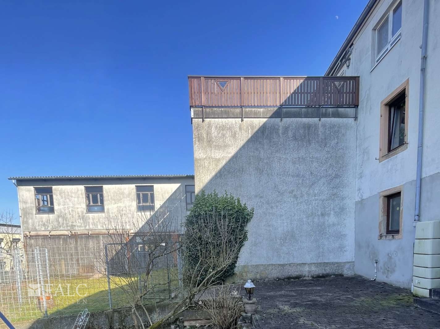 Rückansicht mit Werkstatt und Halle